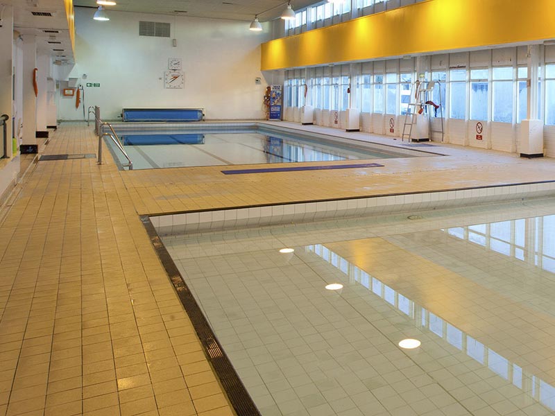Garons Swimming and Diving Pool - Southend On Sea